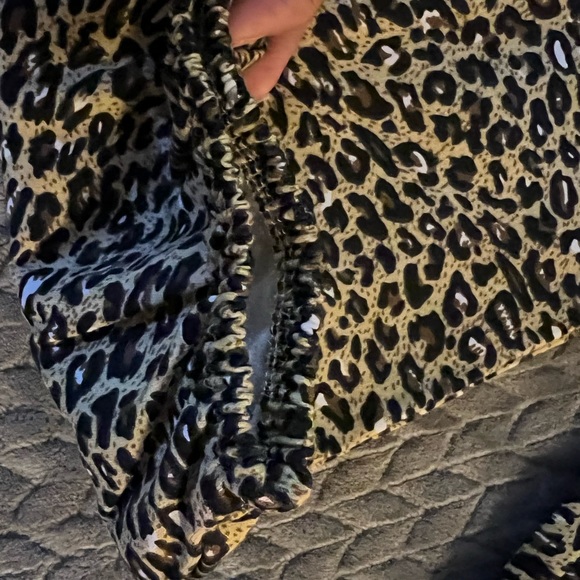 Ladies leopard print lounge pants! NWT - Picture 2 of 4